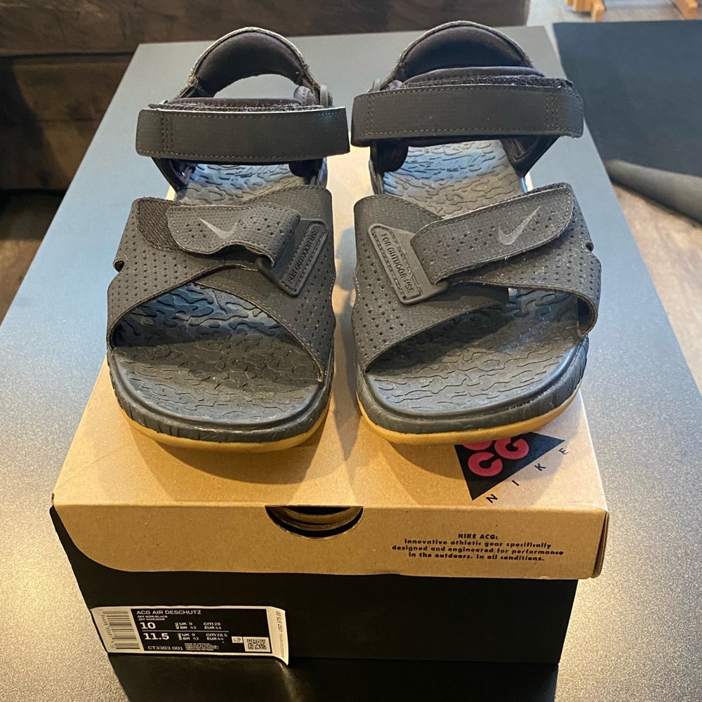 Nike ACG Air Deschutz size 10 worn once